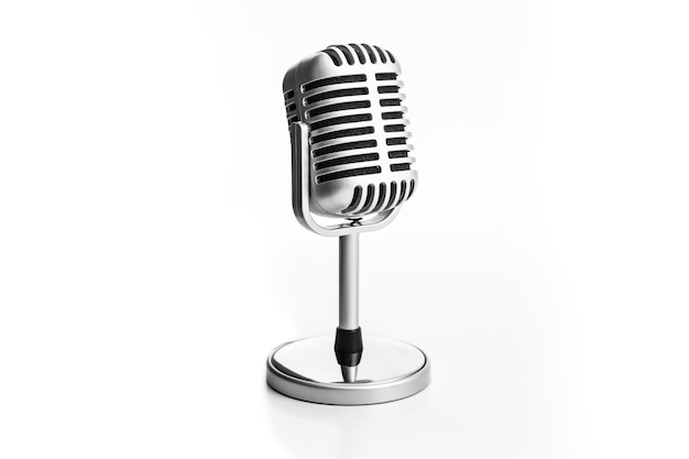 Microphone rétro isolé sur fond blanc