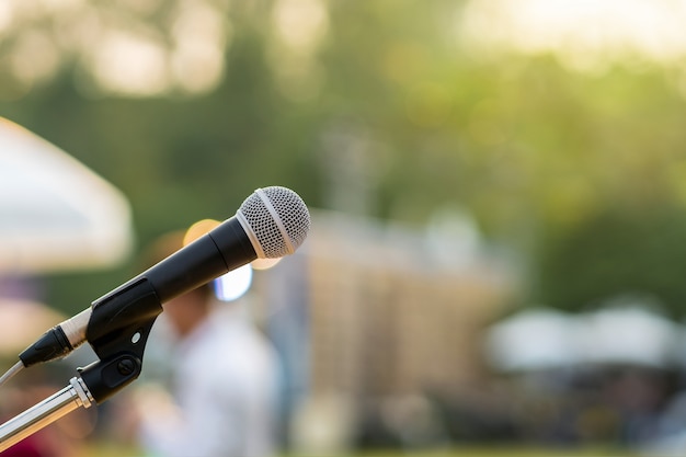 Microphone sur la scène au cours de la photo floue abstraite de l&#39;arbre vert