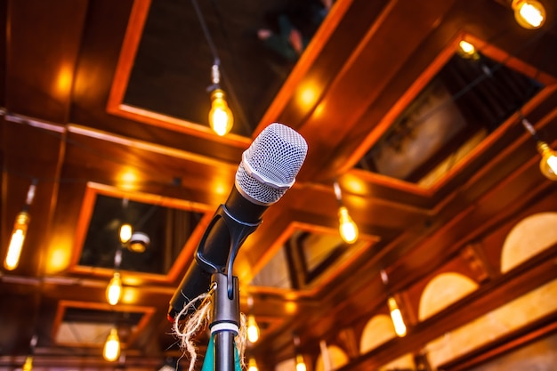 Microphone sur scène avant la représentation de l&#39;artiste. Fermer.