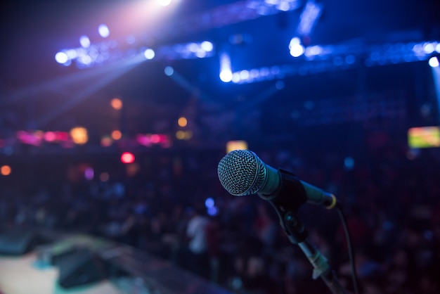 Microphone sur scène en club avec fond