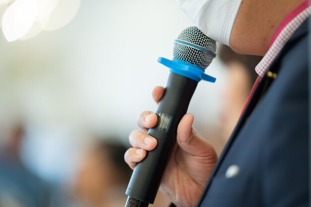 Photo microphone sur scène conférencier conférence