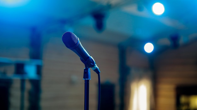 Microphone sur scène Microphone en gros plan Microphone Un pub Bar Un restaurant Soirée classique Spectacle nocturne Restaurant européen