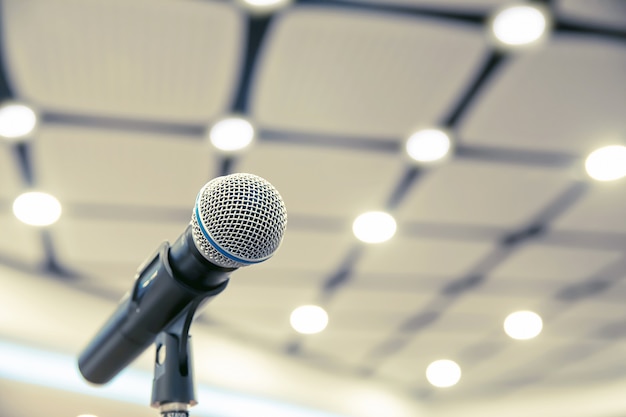 Microphone Sur Le Stand Pour Parler En Public.