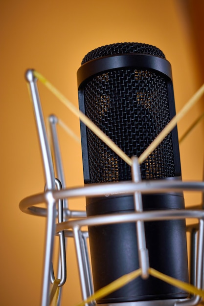 Microphone De Studio à Condensateur Pour La Communication De Diffusion, Sur Un Support De Table Sur Fond Orange - Close Up