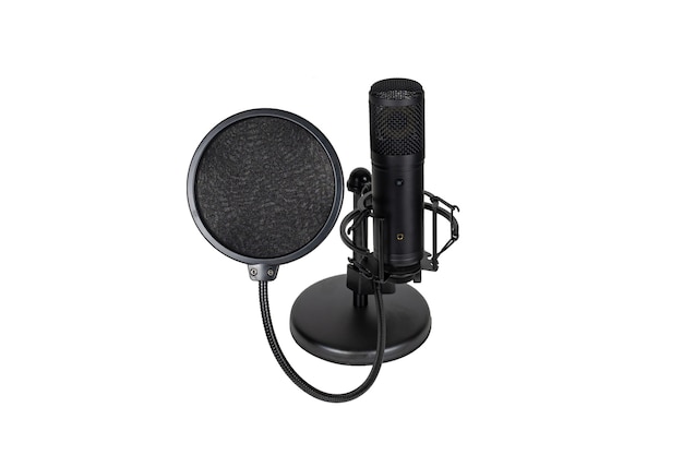 Microphone de studio et filtre anti-pop isolé sur fond blanc