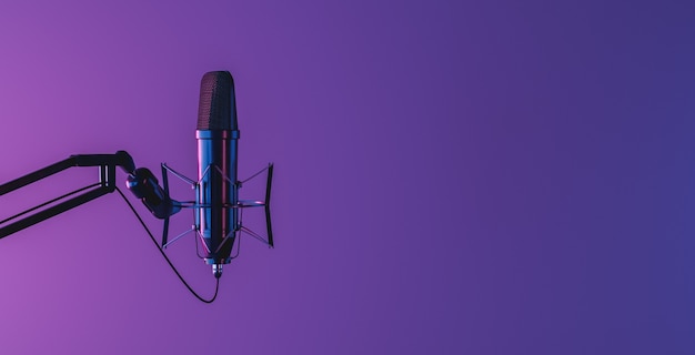 Microphone de studio isolé sur fond sombre avec éclairage au néon et espace pour le texte. rendu 3D