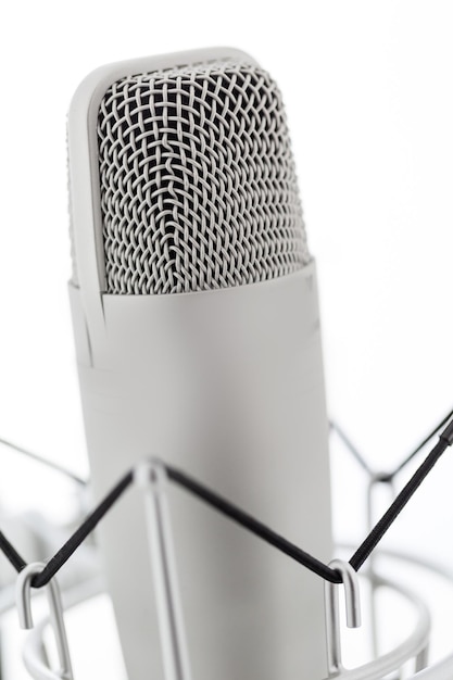 Microphone de studio pour l'enregistrement de podcasts sur fond blanc.