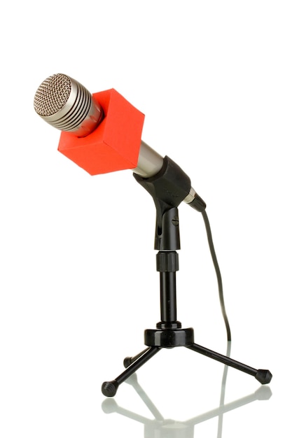 Microphone sur support isolé sur blanc