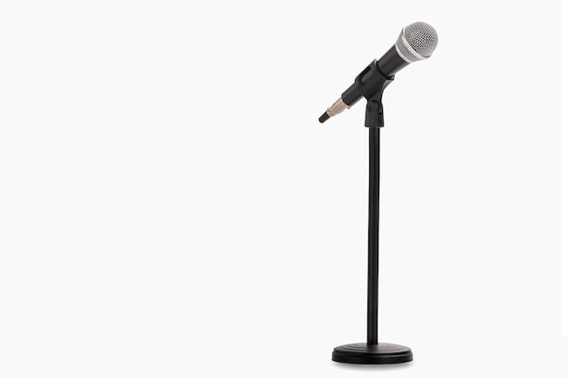 Microphone avec support isolé sur fond blanc