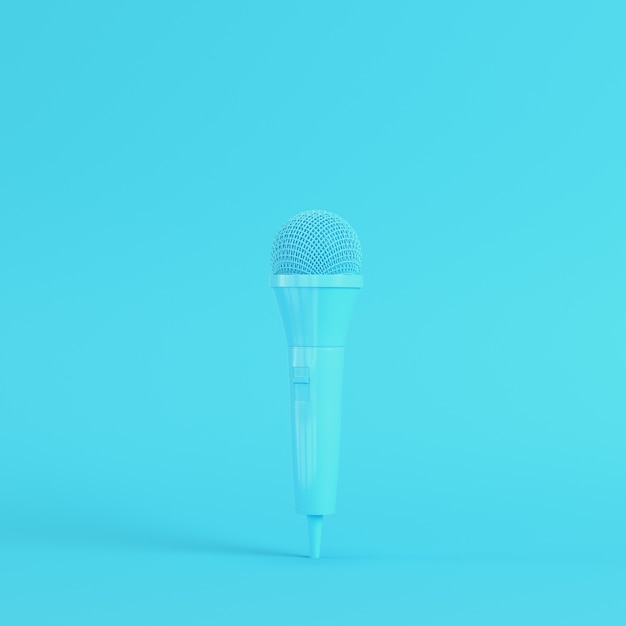 Microphone sur une surface bleu vif dans des couleurs pastel