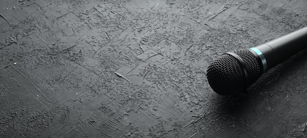 Microphone sur table en pierre noire Studio Vue de dessus Espace libre pour le texte Espace de copie