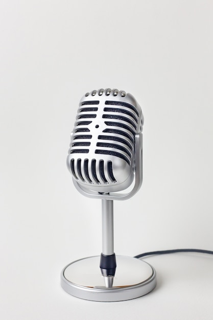 Le microphone vintage bouchent l&#39;image sur fond blanc.