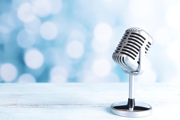 Microphone vintage sur table sur fond bleu clair