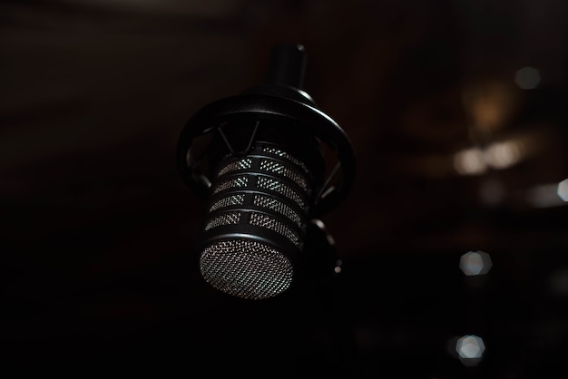 Le Microphone Vocal Noir Se Trouve Dans La Salle Du Studio D'enregistrement Sonore à L'aide De La Radio De Production De Podcast Ou De L'instrument Du Chanteur Principal, Ce Qui Signifie Effectuer Une Vague Audio