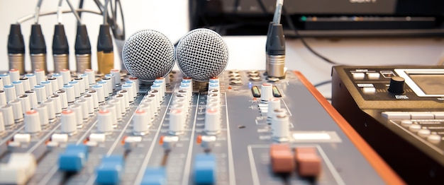 Microphones avec mixeur de son en studio.