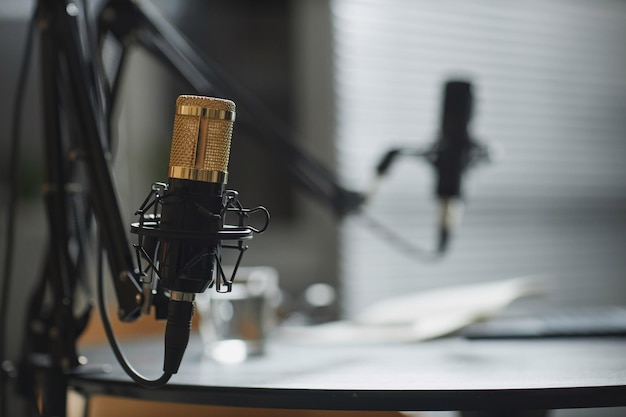 Microphones professionnels dans la salle de podcast