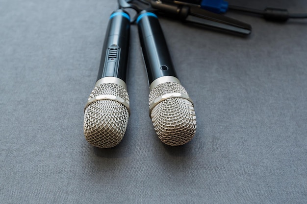 Microphones sur la table, diffusion en ligne, podcast, équipement, discours, séminaire, conférence, enregistrement en studio, radio, pas de personnes