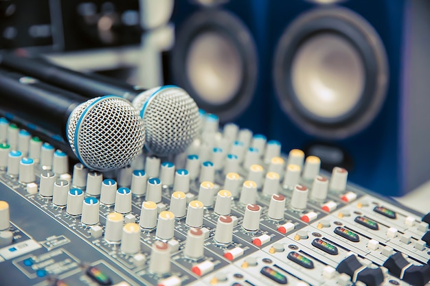 Microphones sur la table de mixage sonore en studio pour l'enregistrement.