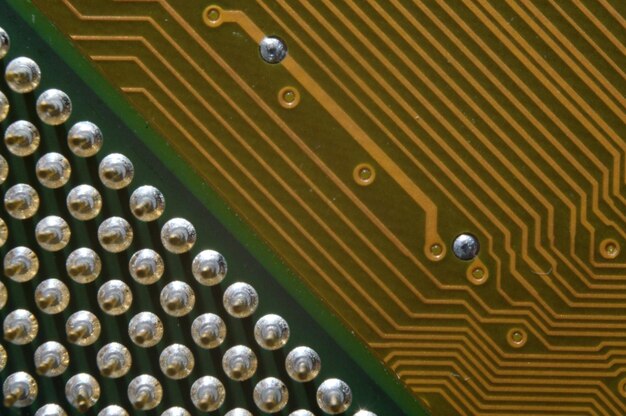 Microprocesseur sur le fond du microcircuit de la carte mère