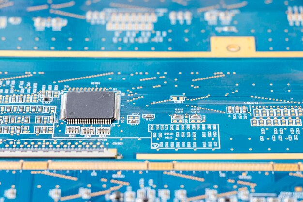 Micropuce de processeur isométrique de carte mère électronique sur fond blanc