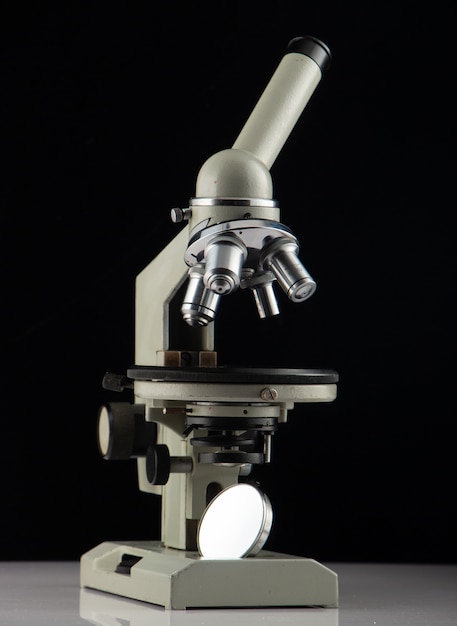 Microscope blanc sur noir