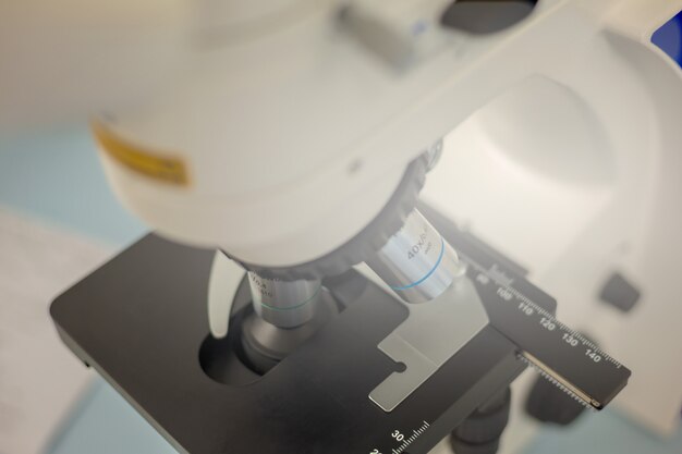 Photo le microscope est dans le laboratoire.