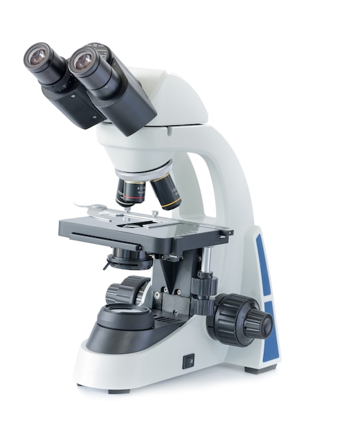 microscope isolé sur fond blanc, concept de science et technologie