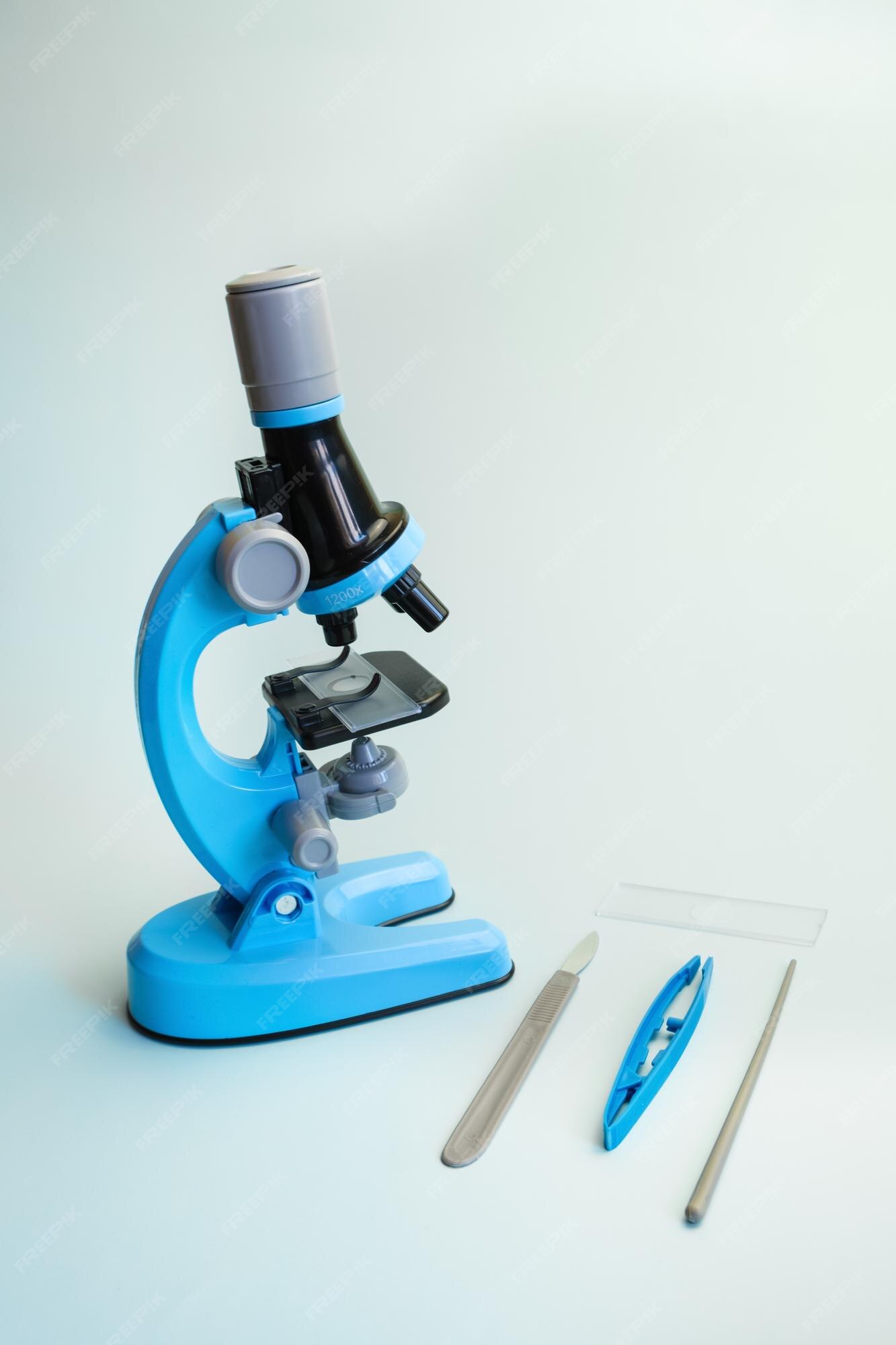 Microscope Jouet Pour Enfants Sur Fond Bleu Clair, Copie Exacte D'un  Microscope Professionnel Avec