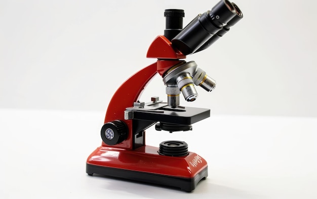 Microscope jouet pour les jeunes esprits sur fond blanc