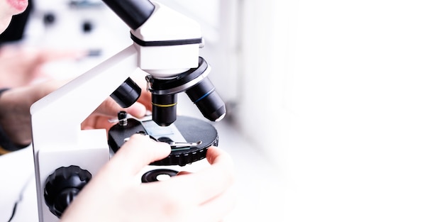 microscope de laboratoire médical pour l'étude de l'équipement d'échantillons chimiques biologiques scientifiques