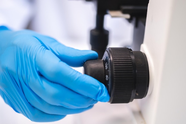 Microscope scientifique à utiliser dans un laboratoire scientifique chercheur en biologie dans le terme de technologie médicale utilisant un équipement pour l'enseignement expérimental de la chimie ou de la microbiologie et de la médecine