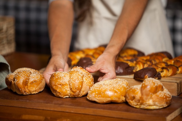 Mid-section of woman holding pain au comptoir