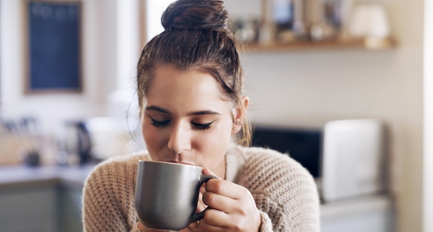 Midi cuisine et femme avec du café pour boire la paix et le calme à la maison se détendre et le week-end dans l'appartement boisson thé ou latte pour la fille pour profiter de la routine et une tasse d'espresso dans la maison pour la pause