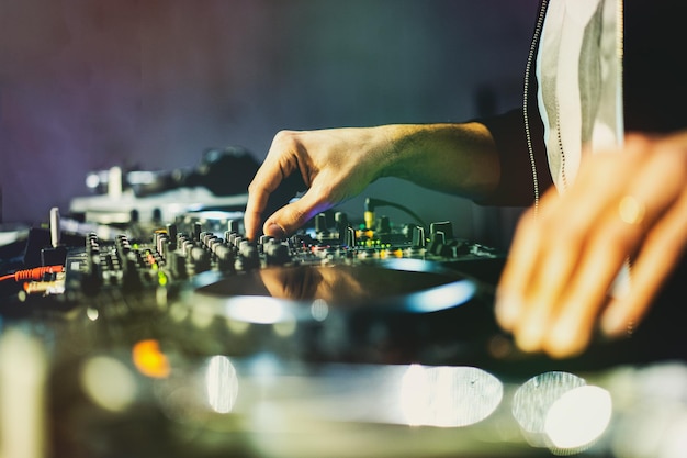 Midsection du dj à l'aide d'un mélangeur de son