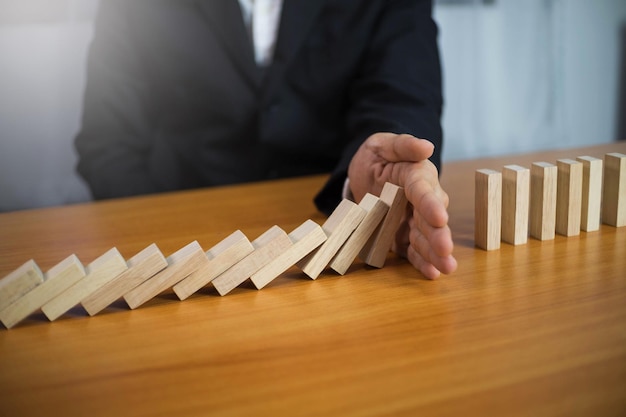 Midsection d'un homme d'affaires jouant au domino à son bureau dans son bureau