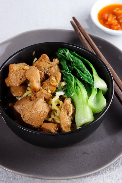 Mie ayam bakso Nouilles alimentaires indonésiennes au poulet et servies avec des boulettes de viande