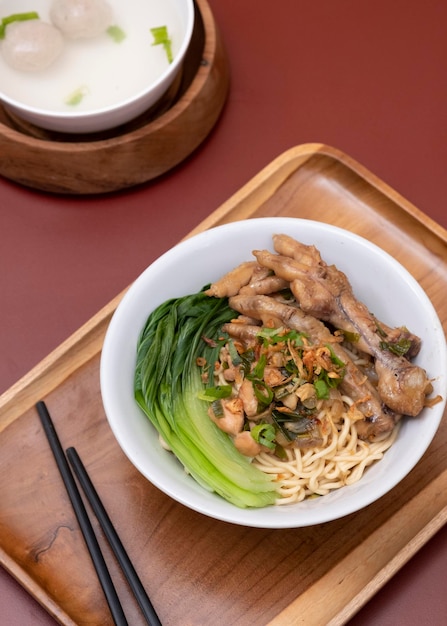 Mie ayam ceker (poulet et nouilles aux pattes de poulet savoureuses), cuisine de rue indonésienne composée de nouilles