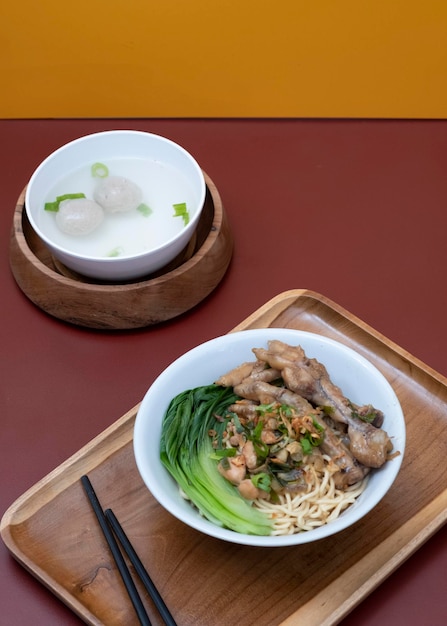 Mie ayam ceker (poulet et nouilles aux pattes de poulet savoureuses), cuisine de rue indonésienne composée de nouilles