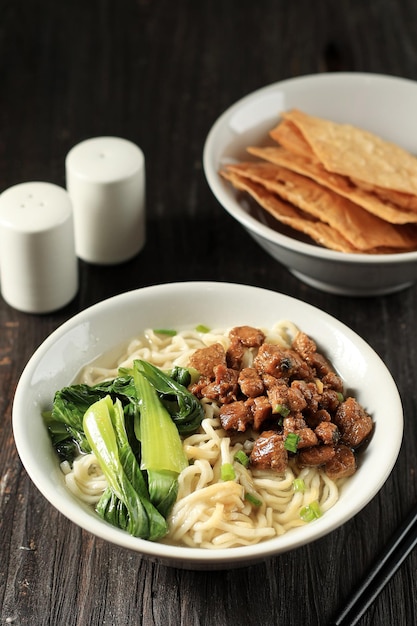 Mie Ayam Nouilles de rue populaires indonésiennes avec garniture au poulet