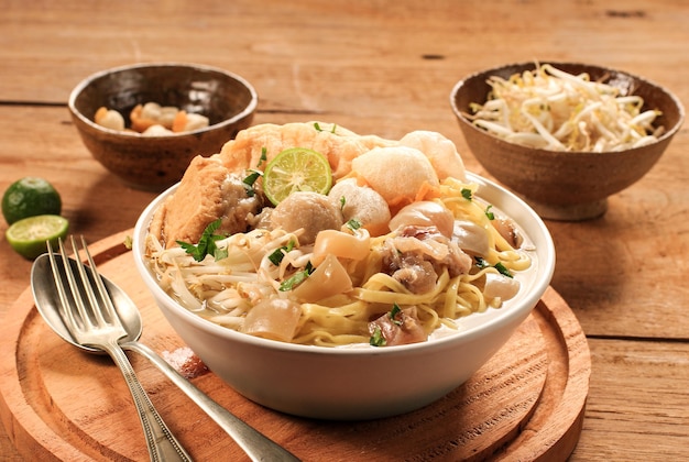 Mie Kocok Bandung. Plat traditionnel sundanais de soupe de nouilles au bœuf de Bandung, Java occidental.