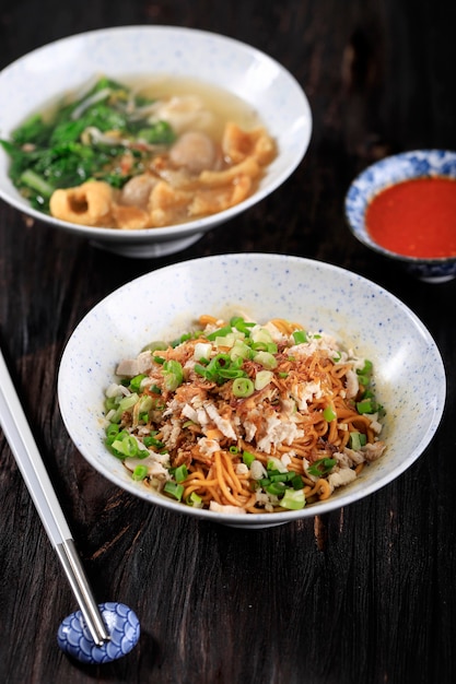 Mie Yamin ou nouilles Yamin avec de la viande de poulet hachée et des légumes