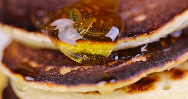 miel d'abeille sur des crêpes au lait