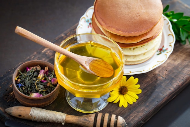 Miel d'abeille dans une composition avec des fleurs