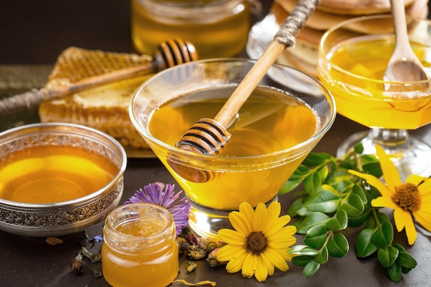 Miel d'abeille dans une composition avec des fleurs