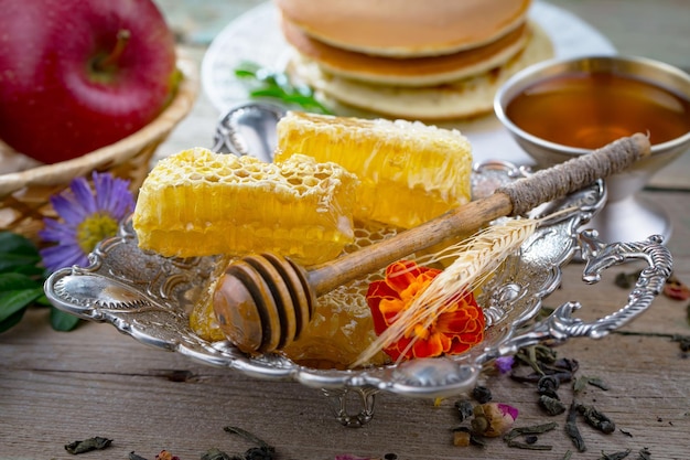 Miel d'abeille dans une composition avec des fleurs