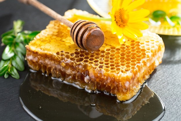 Miel d'abeille doux dans une composition