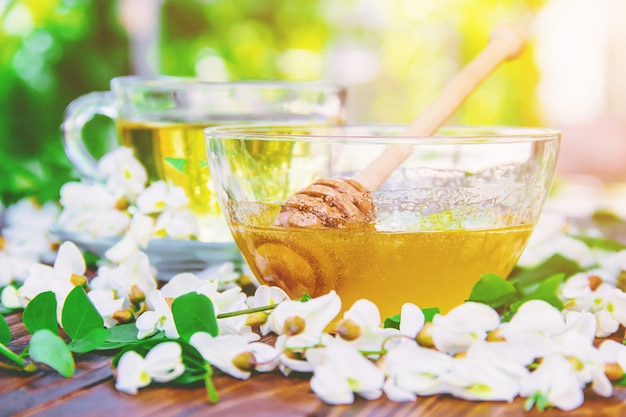 Miel avec acacia et thé. Mise au point sélective.