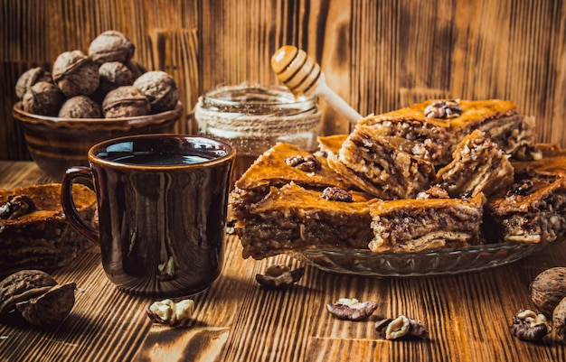 Miel de Baklava aux noix. Mise au point sélective. Aliments.