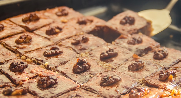 Miel de Baklava aux noix. Mise au point sélective. la nature.