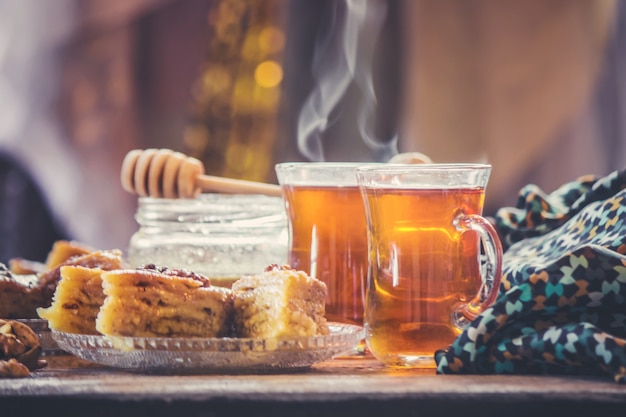 Miel De Baklava Et Thé. Mise Au Point Sélective. Aliments.